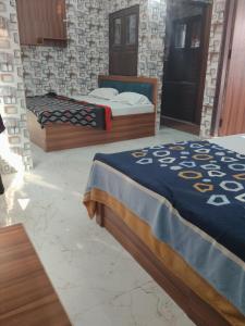 Voodi või voodid majutusasutuse Yaduvanshi dham toas