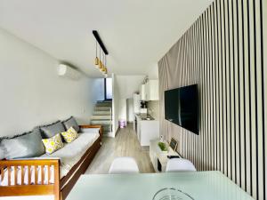 a living room with a couch and a tv at Casas Matias Nature Serra da Estrela - Alojamentos em Seia in Carragozela