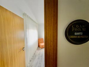 un panneau accroché au mur d'une pièce dans l'établissement Casas Matias Nature - Boutique Mountain Houses com Pequeno-Almoço Continental - Serra da Estrela, Seia, à Carragozela