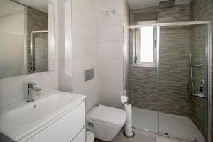 オリフエラ・コスタにあるSuperbe appartement avec spa intérieurのトイレ、洗面台、シャワー付きのバスルーム +25枚の写真
