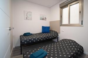オリフエラ・コスタにあるSuperbe appartement avec spa intérieurのベッドが2つと窓のある部屋