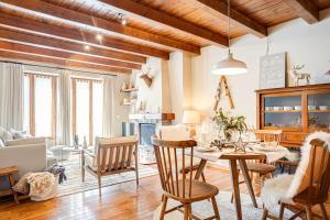a kitchen and living room with a table and chairs at Roca Blanca by Totiaran in Naut Aran