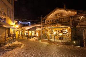 an old street at night with christmas lights at Maison Rosamunda - Happy Rentals in Oulx