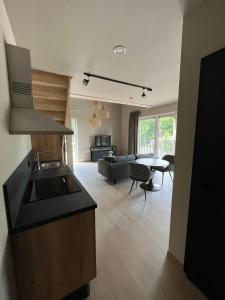 O bucătărie sau chicinetă la Camping Natuurlijk Limburg - appartement 2p