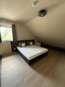 Un pat sau paturi într-o cameră la Camping Natuurlijk Limburg - appartement 2p