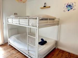 En eller flere senge i et værelse på La Conciergerie des 4 Ailes