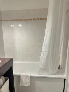 Et badeværelse på La Conciergerie des 4 Ailes