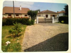 タルブにあるCharmante petite maisonの庭前の私道付き家