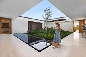 een vrouw die in een huis staat met een koffer bij Zen Oasis Villa at Casa de Campo in La Romana +88 foto's