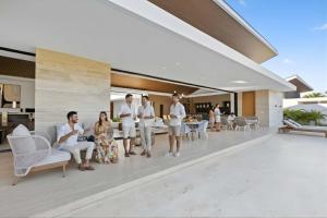 een groep mensen die in een woonkamer staan bij Zen Oasis Villa at Casa de Campo in La Romana