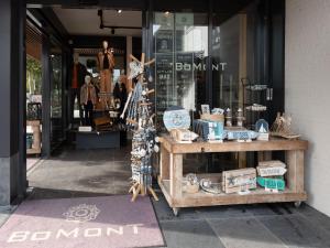 una tienda frente a una tienda con ventana en Luxury apartment in Renesse with infrared sauna, en Renesse