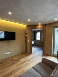 a living room with a couch and a tv at Bio Bausewein - Ferienwohnung 2 in Iphofen