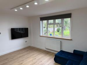 TV a/nebo společenská místnost v ubytování Cottage Sleeps 10 with Pets Allowed