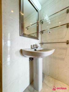 a bathroom with a sink and a mirror at El Apartamento in Benicàssim