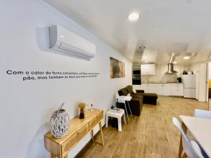 een woonkamer met een bank en een tafel bij Matias Nature - Mountain Lodges in Serra da Estrela, Seia in Carragozela