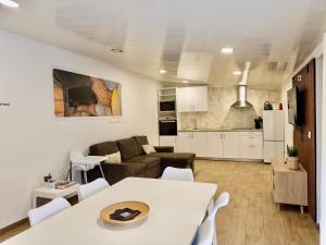 a living room with a couch and a table at Casas Matias Nature Serra da Estrela - Alojamentos em Seia in Carragozela