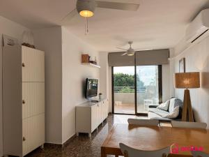 a living room with a couch and a television at El Apartamento in Benicàssim
