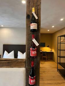 zwei Flaschen Bier stehen an der Wand eines Schlafzimmers in der Unterkunft Bio Bausewein - Studio 1 in Iphofen