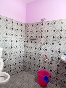 Un baño con ducha, inodoro y lavabo. en Ashabhavan, en Varkala