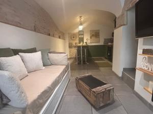 un salon avec un canapé et une cuisine dans l'établissement Magnolia duplex, à Canet