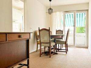 a dining room with a table and chairs at Vully Panorama Apartment 3 Schlafzimmer nahe Bern in Zollikofen