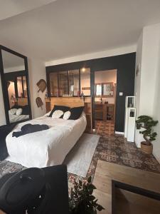 une chambre avec un grand lit et une salle de bain dans l'établissement Magnolia duplex, à Canet