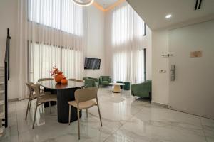 a dining room with a table and chairs and a room with at צוקים אילת in Eilat