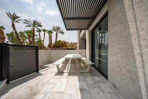 a picnic table on the balcony of a house at צוקים אילת in Eilat