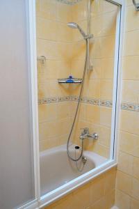 バジェ・グラン・レイにあるApartamento Alejandroのバスルーム(シャワー、バスタブ付) +12枚の写真