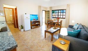 バジェ・グラン・レイにあるApartamento Alejandroのソファとテーブルのあるリビングルーム