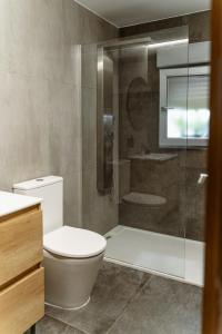 レオンにあるHomeandCoのトイレとシャワー付きのバスルーム +8枚の写真