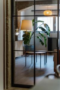 レオンにあるHomeandCoのテーブルと鉢植えの部屋