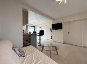 Μια τηλεόραση ή/και κέντρο ψυχαγωγίας στο Opporak