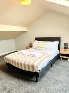 a bedroom with a large bed in a room at Comfy Entire Apartment with Free Parking in Bury Town in Bury