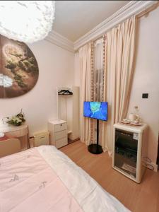 MamaにあるCozy Oasis by Redaのベッドと薄型テレビのある寝室