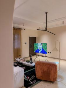 MamaにあるCozy Oasis by Redaのリビングルーム(テレビ、ソファ付)