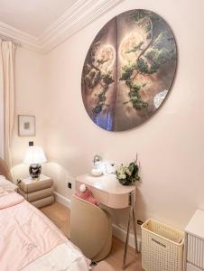 MamaにあるCozy Oasis by Redaのベッドルーム1室(デスク付) +3枚の写真