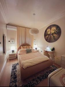 MamaにあるCozy Oasis by Redaの大きなベッドとシャンデリアのある寝室