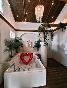 bañera con corazón en el medio en Love room Piccola casa, côté île, en La Verpillière