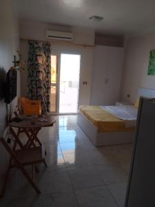 Un dormitorio con una cama, una mesa y una silla. en Tiba View flat, en Al Adabīyah 4 fotos más