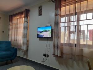 カンパラにあるCity View Apartment, Albert Cook Roadのリビングルーム(テレビ、窓付) +8枚の写真