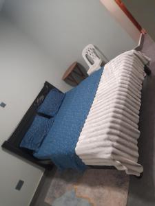 カンパラにあるCity View Apartment, Albert Cook Roadのテーブルの上に置かれた青と白のキーボード