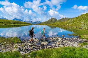 Dos personas caminando sobre rocas cerca de un lago en Alpengasthof Pichler, en Sankt Veit in Defereggen 31 fotos más