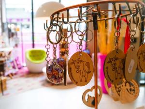 Un estante con muchos pares de tijeras colgando de él. en ibis Styles Montbéliard, en Montbéliard