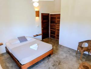 un dormitorio con una cama y una silla en Residencia El Balatà, en Las Terrenas 92 fotos más