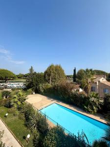 Una vista aérea de una piscina en un jardín. en Charmant 2 pièces piscine plage & 15 min de Cannes, en Mandelieu-la-Napoule