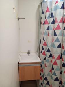 a bathroom with a sink and a shower at Peckes in Balneario Buenos Aires