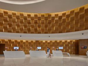 eine Lobby mit Leuten, die in einem Gebäude spazieren in der Unterkunft Novotel Danang Premier Han River in Đà Nẵng