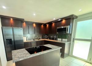 Imagen de la galería de Stunning Guaynabo Home with Private Pool Breathtaking Views, en Beverly Hills