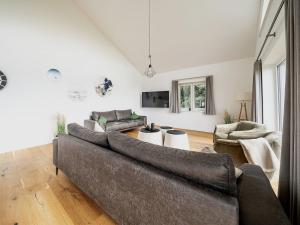 - un salon avec un canapé et deux canapés dans l'établissement Nordseehaus für Gruppen - hell, modern, komfortabel, à Dagebüll